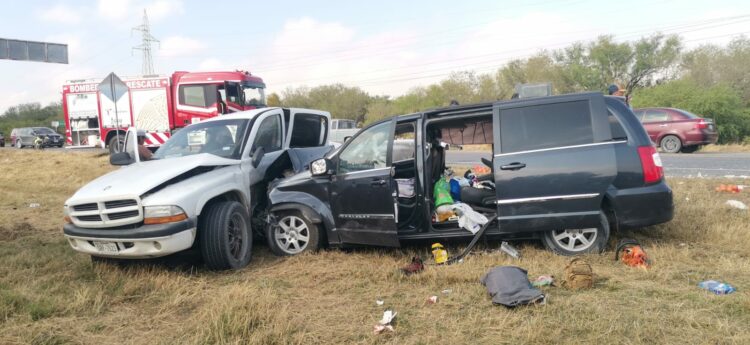 Cruza entronque sin precaución y provoca fuerte accidente