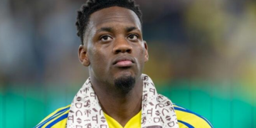 Jhon Durán expulsado tras una polémica jugada que generó debate en el fútbol