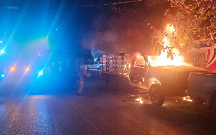 Incendio consume camioneta en la zona centro de la ciudad