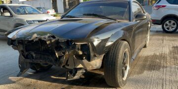 Joven abordo de auto deportivo provoca aparatoso accidente el 30 Ocampo