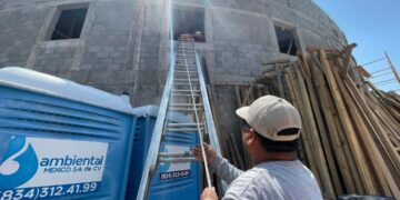 Trabajador sufre golpe en la cabeza tras accidente en Colegio Antonio Repiso
