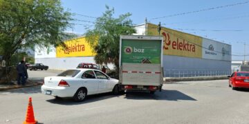 Choque sin lesionados entre camión de Elektra y auto Renault en la calle Sonora
