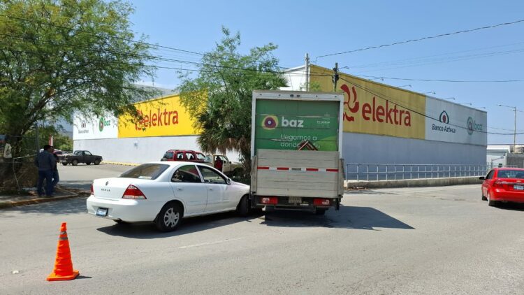 Choque sin lesionados entre camión de Elektra y auto Renault en la calle Sonora