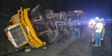 Vuelca camión de Diesel en la carretera Rumbo Nuevo