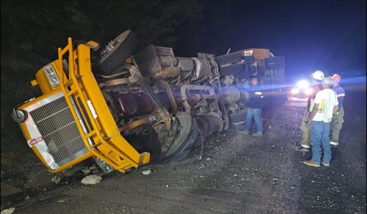 Vuelca camión de Diesel en la carretera Rumbo Nuevo