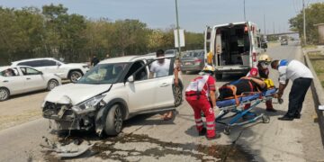 Mujer da volantazo para evitar choque y termina impactando su camioneta en el Eje Vial