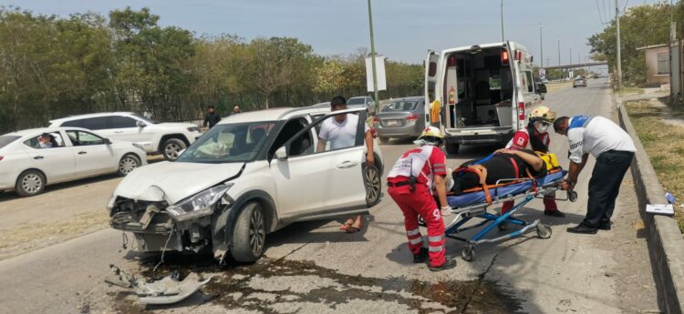 Mujer da volantazo para evitar choque y termina impactando su camioneta en el Eje Vial