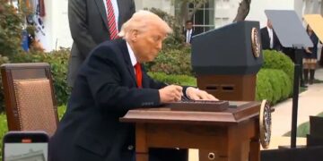 México y Canadá Se Salvan del Arancel del 10% de Trump