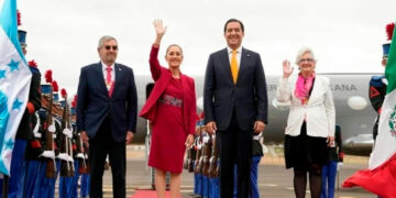 Claudia Sheinbaum aterriza en Honduras para la Cumbre de la CELAC deportado por EU
