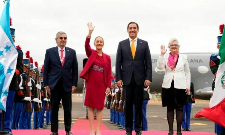 Claudia Sheinbaum aterriza en Honduras para la Cumbre de la CELAC deportado por EU