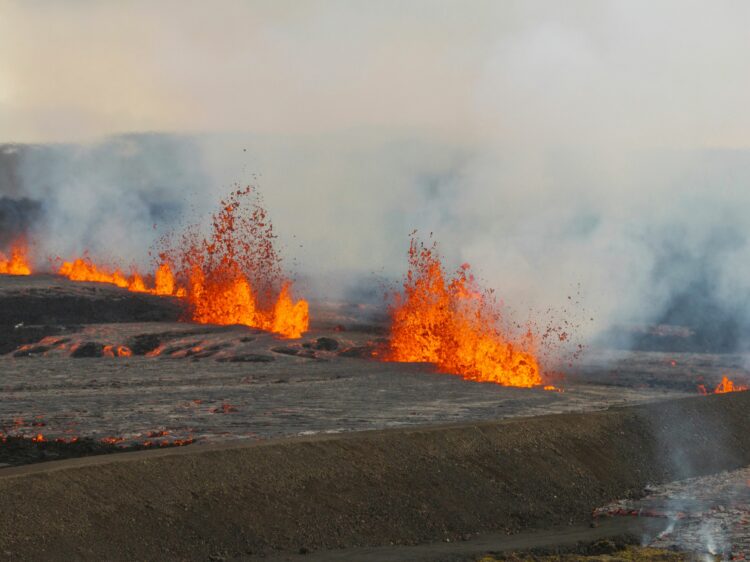 Volcán erupciona en Islandia sin dejar víctimas