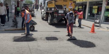 Tras lluvias activa Municipio plan de bacheo intenso.