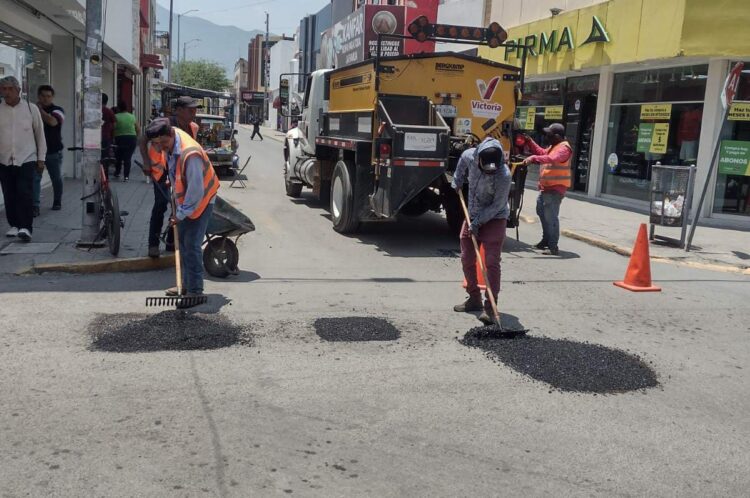 Tras lluvias activa Municipio plan de bacheo intenso.