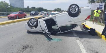 Volcadura en el bulevar Fidel Velázquez deja dos lesionados