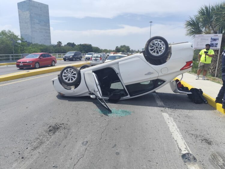 Volcadura en el bulevar Fidel Velázquez deja dos lesionados