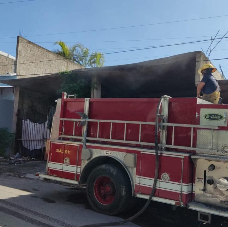 Atiende Cuerpo de Bomberos, incendio en casa abandonada