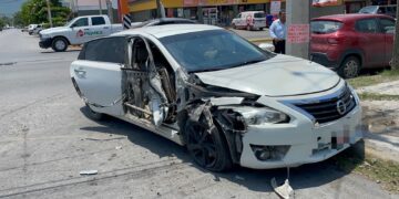 Choque entre microbús y automóvil deja daños materiales