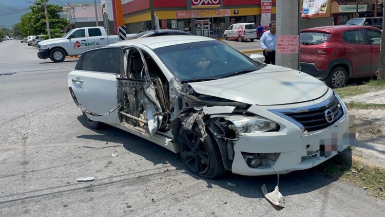 Choque entre microbús y automóvil deja daños materiales