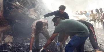 Avión de Air India se estrella con 242 personas a bordo