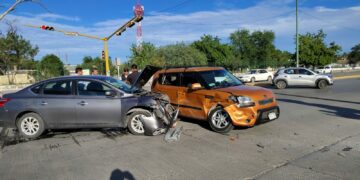 Ignora semáforo y causa fuerte choque en el eje vial