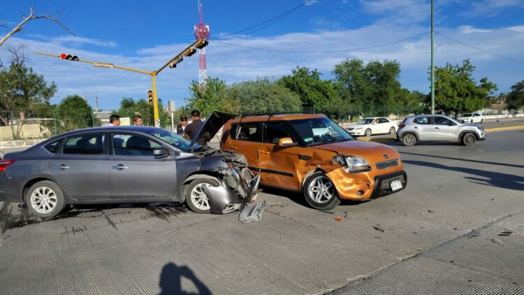Ignora semáforo y causa fuerte choque en el eje vial