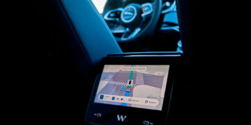 Tesla inicia pruebas de robotaxis solo con influencers invitados