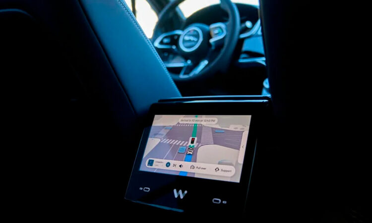 Tesla inicia pruebas de robotaxis solo con influencers invitados