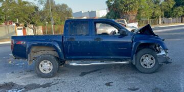 Conductor ebrio choca contra vendedor de barbacoa