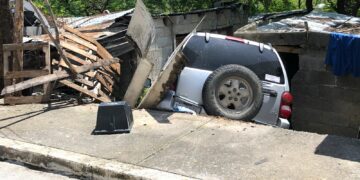 Falla mecánica provoca caída de camioneta sobre casa en la Ravize