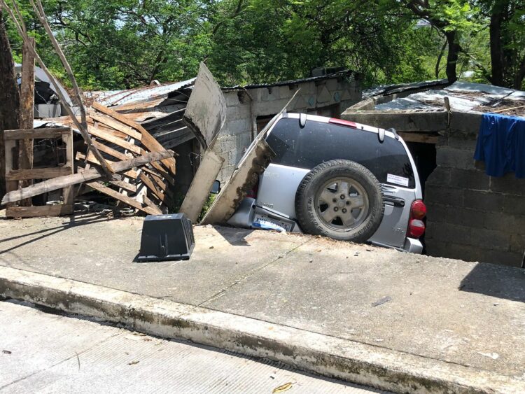 Falla mecánica provoca caída de camioneta sobre casa en la Ravize