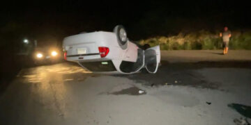 Vuelca pareja en la carretera vieja a Tula