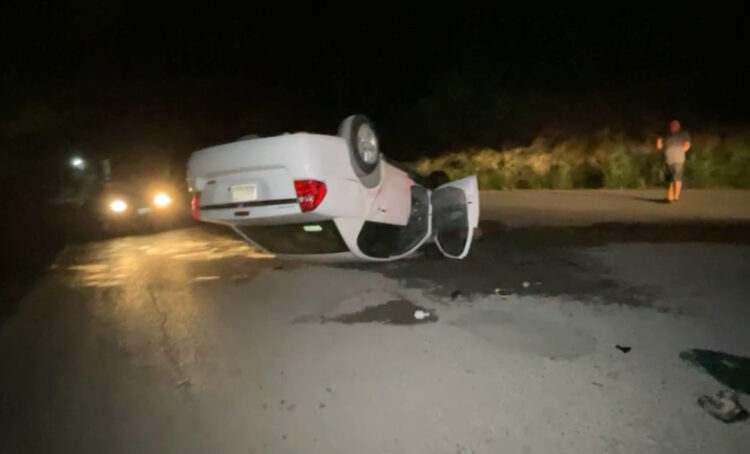 Vuelca pareja en la carretera vieja a Tula