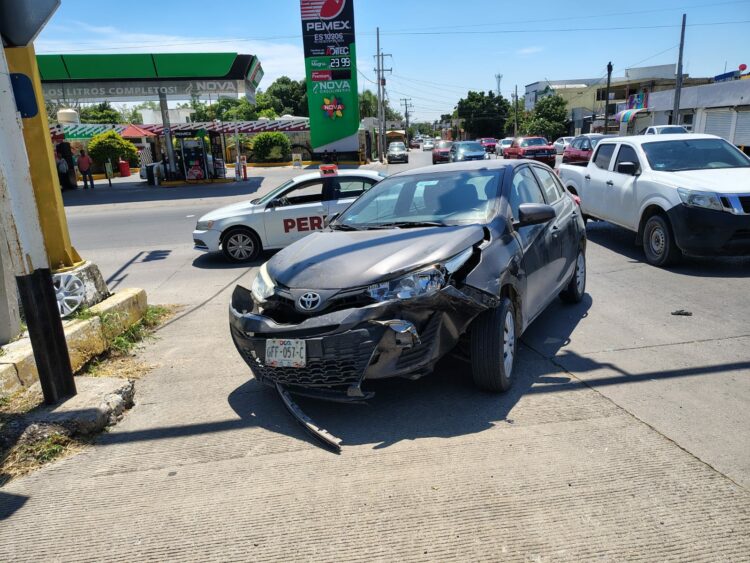 Choque entre dos autos deja solo daños materiales