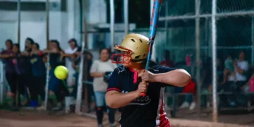 Águilas B.E.N.F.T remonta y vence 16-11 a Black Queens en un vibrante juego de sóftbol