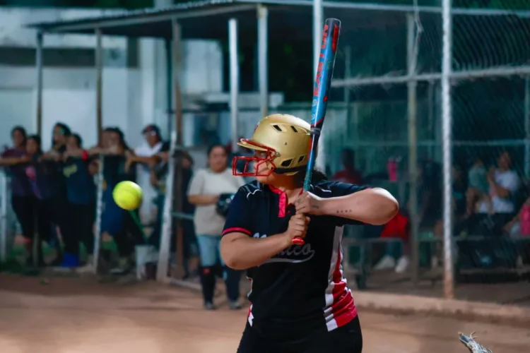 Águilas B.E.N.F.T remonta y vence 16-11 a Black Queens en un vibrante juego de sóftbol