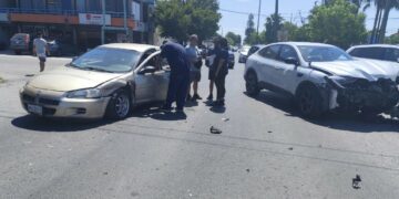 Señor de la tercera edad provoca fuerte choque en Blvd Lopez Mateos