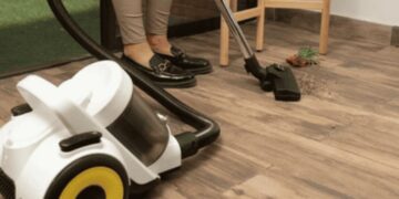 Mujer utilizando aspiradora Karcher