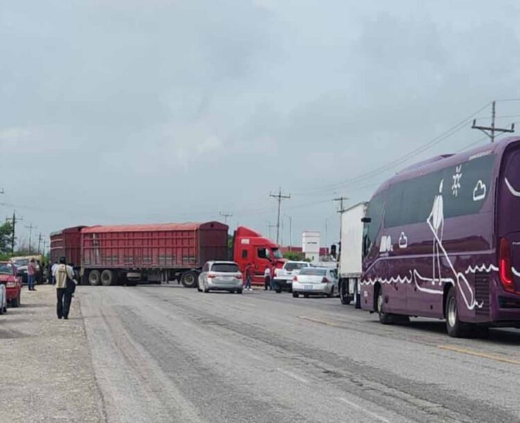 Sorgueros bloquean carretera Victoria–Matamoros por segundo día consecutivo