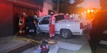 Conductor ebrio choca contra portón en colonia América de Juárez