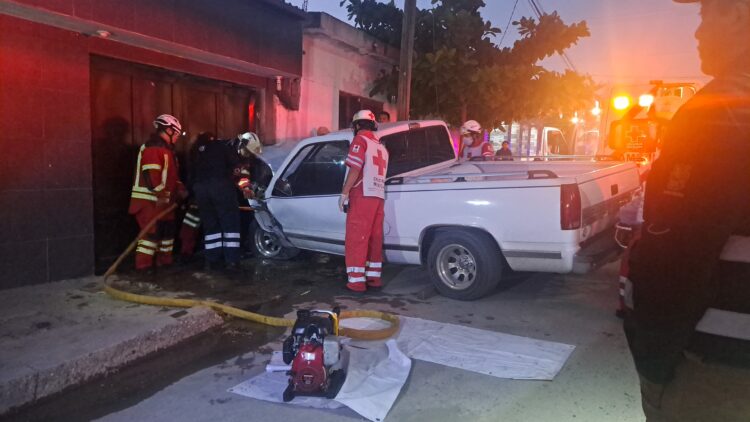Conductor ebrio choca contra portón en colonia América de Juárez