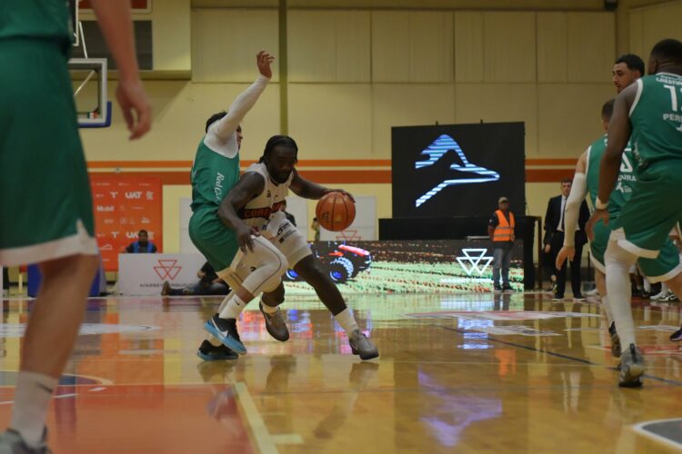 Correcaminos vence de nuevo a Abejas en casa