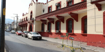 Proponen reducir carga a maestros y ampliar horario escolar en México