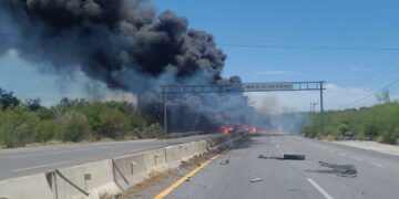 Explosión de pipa paraliza la carretera Victoria–Monterrey en el kilómetro 126