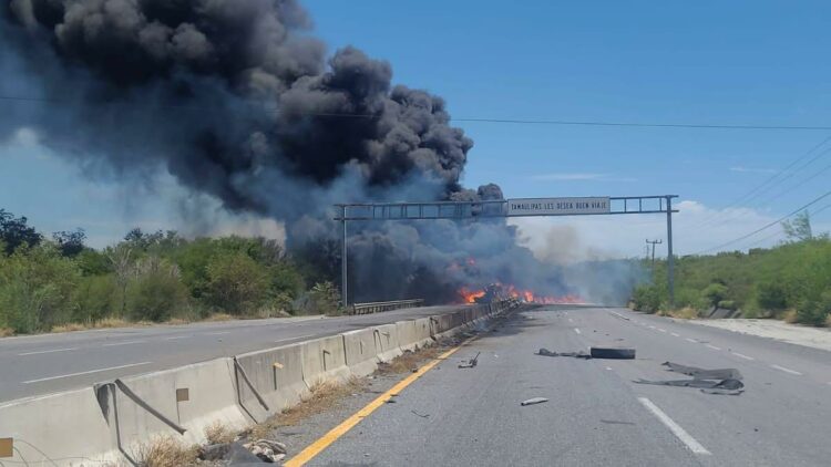 Explosión de pipa paraliza la carretera Victoria–Monterrey en el kilómetro 126