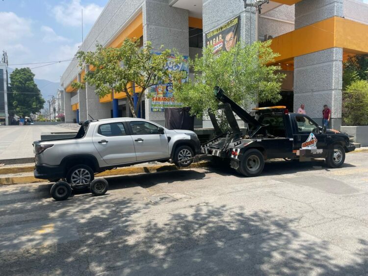 Multas de hasta 3,500 pesos por estacionarse en lugares prohibidos