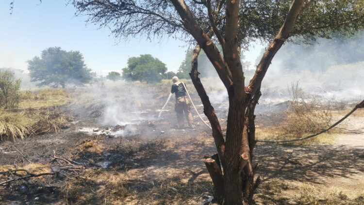 Sofocan incendio de zacatal cerca del Hospital La Salle en Victoria