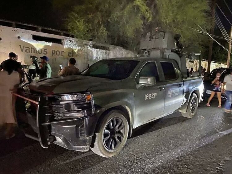 Ciudadanos detienen a militares por presunto robo en transmisión en vivo