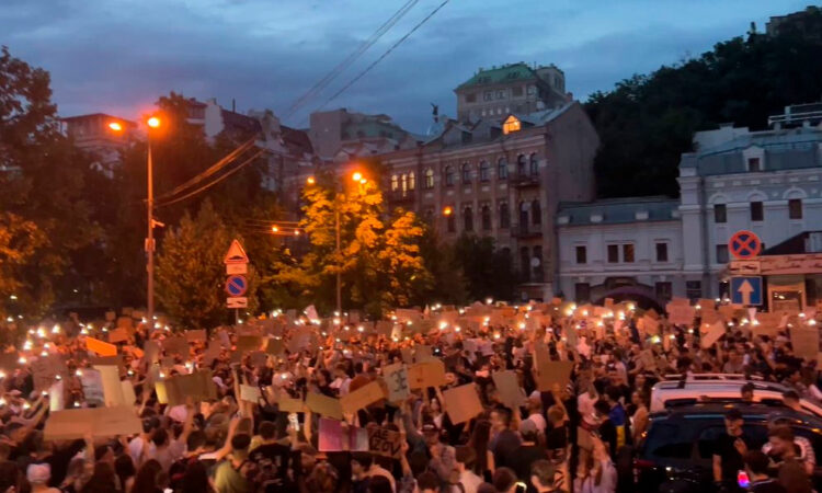 Zelenski enfrenta protestas por ley que debilita agencias anticorrupción