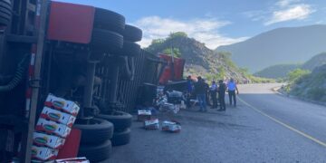 Tráiler con aguacate vuelca en Rumbo Nuevo y deja dos hospitalizados