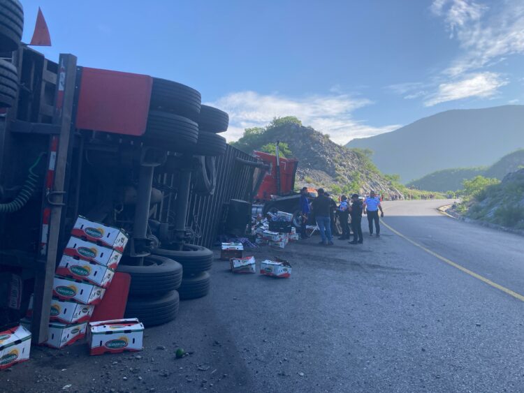 Tráiler con aguacate vuelca en Rumbo Nuevo y deja dos hospitalizados